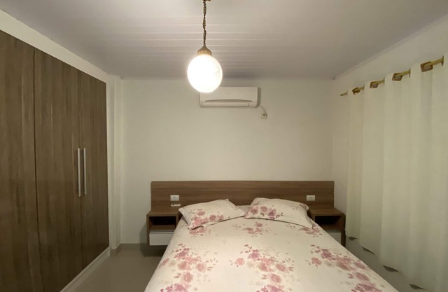 House in Bombinhas center 100 meters from the beach