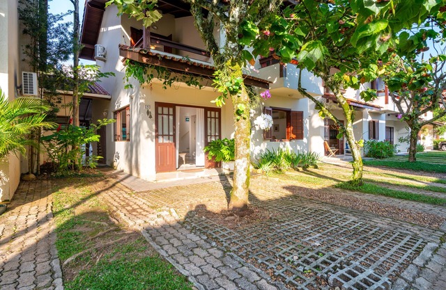 House in gated community, 04 suites, excellent location.