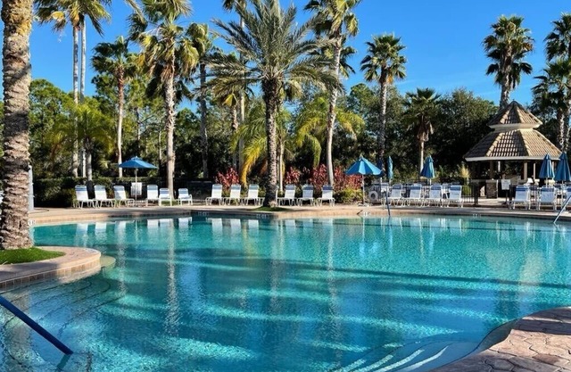 House in gated community Stoneybrook/stunning pool/near beaches/golf/parks