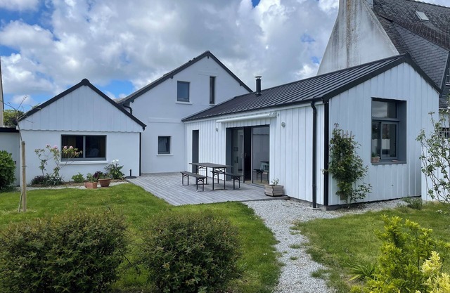 House in the heart of town, 15 minutes walk from the beach.
