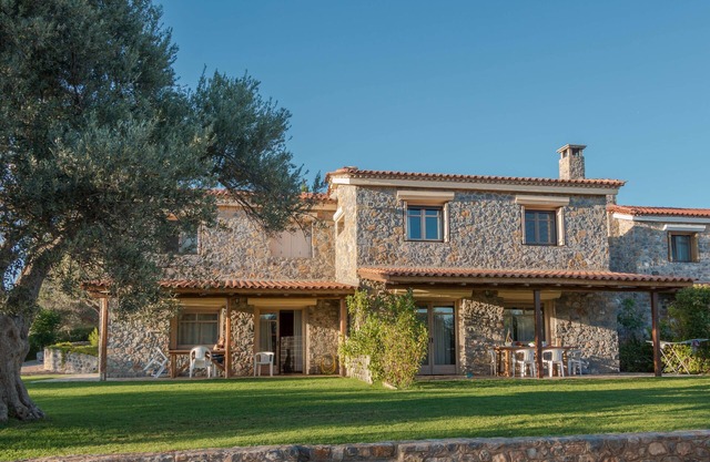 House in tranquil olive grove - 200m from beach