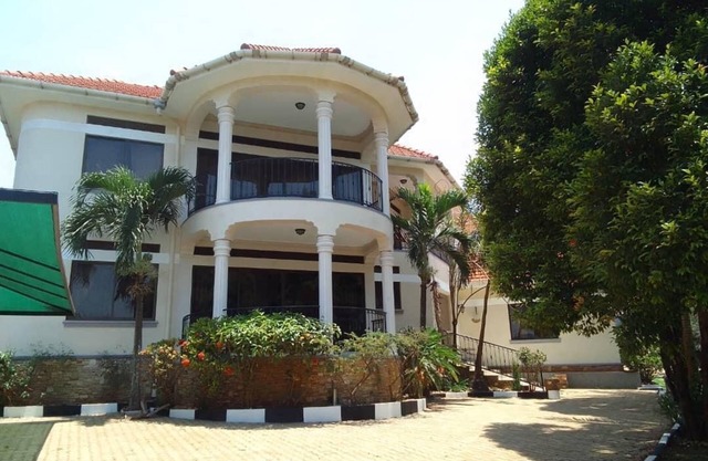 House - Kampala - 6 Bedrooms - Parking - Garden