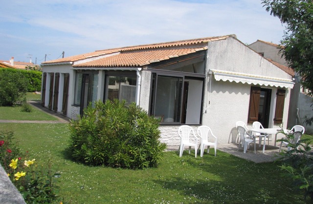 House, La Cotinière/St Pierre d'Oléron:most active tourist site/port,n34