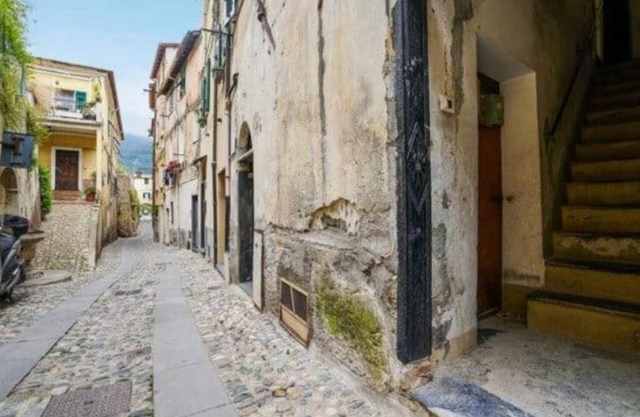 House located in the historic center of Taggia, small pets allowed