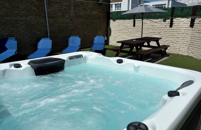 House near the Beach with Hot tub, Sauna & Parking