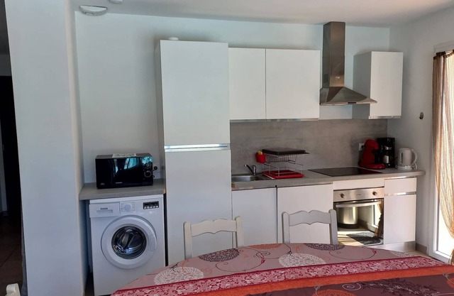 House of 2021, 50 M from the city center, air-conditioned, heated swimming pool