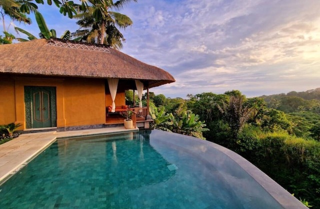 House of Lights: Intelligent Luxury in Ubud (3BR) With Staff &Daily Housekeeping