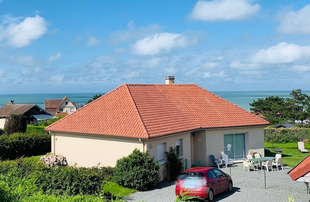 House on fenced plot, sea view, pets allowed