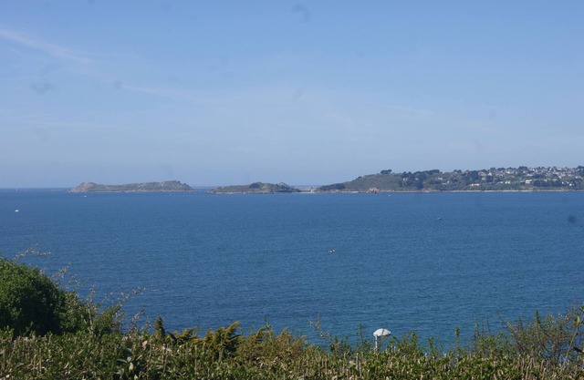 HOUSE SEA VIEW 100M BEACHES WITH ENCLOSED GARDEN