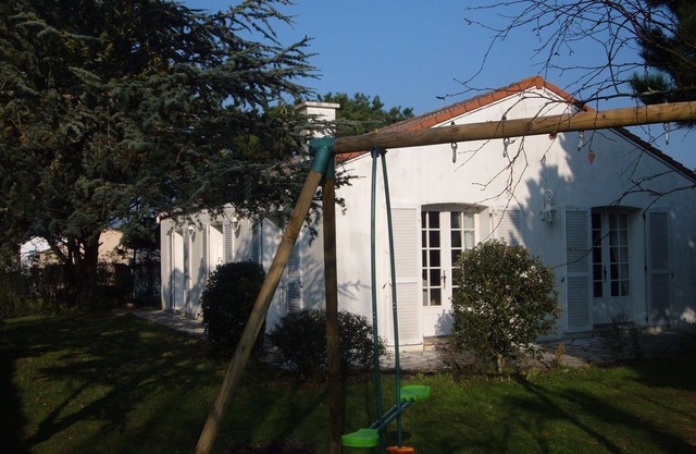 House sleeps 6 near the beach