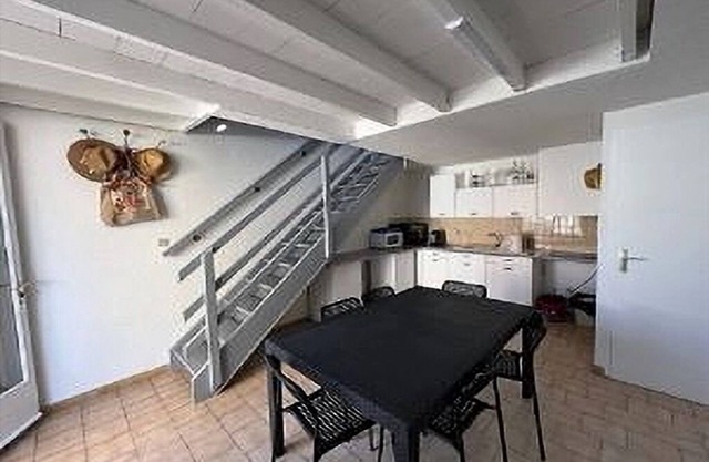 House sleeps 6 with outdoor parking space 80 metres from the beach