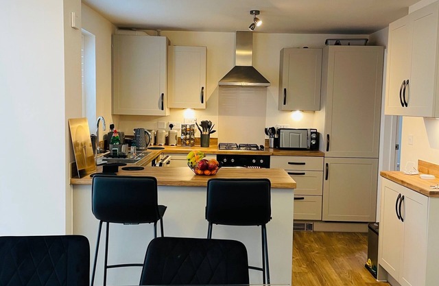 House-Sleeps 8-Parking-Garden