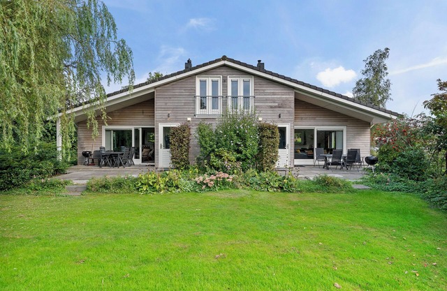 House Specht, large garden facing south and quietly situated. Close to the lake.
