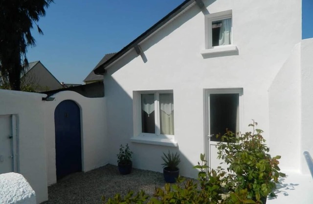 House with terrace, quiet location between Saint Malo & Cancale, near Mont-st-Michel.