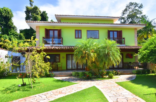 House with 3 suites, swimming pool in a residential neighborhood, up to 7 people