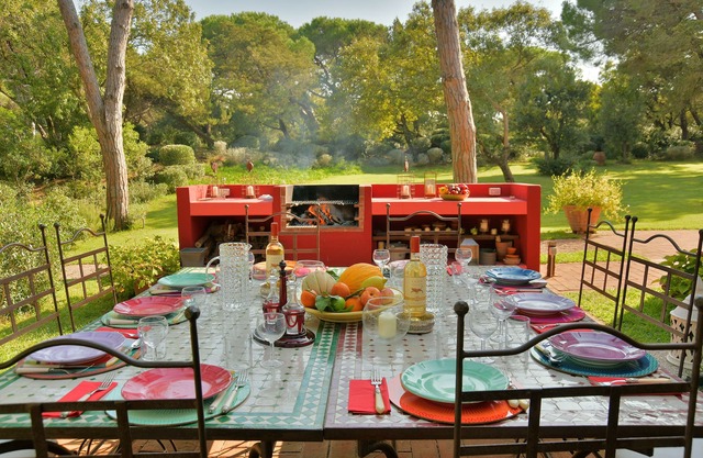 House with 6 Bedrms, 5 Bathrms, 5min walk trough a private grove to the beach