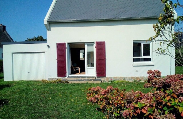 House with enclosed garden near town and beaches