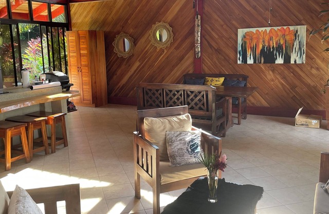 HOUSE WITH EXOTIC GARDEN AND PRIVATE POOL 5 MINUTES FROM ALL AMENITIES