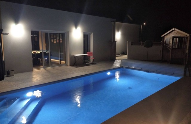 House with pool 3 minutes by bike from the beach