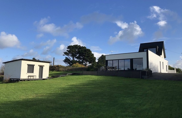 House with a spectacular 180 ° sea view and a direct beach access (5min walk)