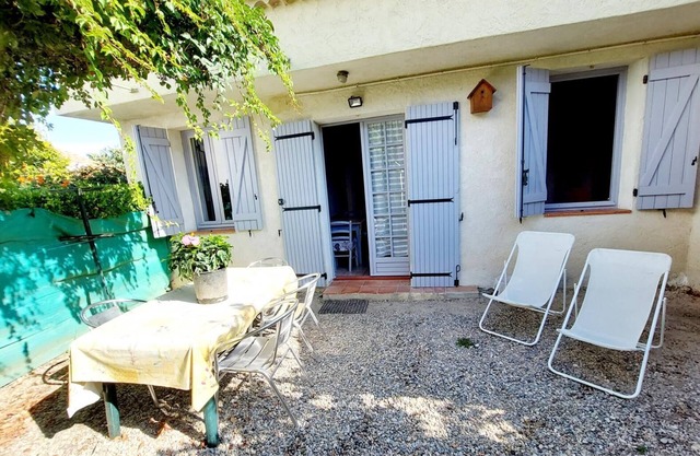 House with trees 39 m2 - Swimming pool and beach 400m away.