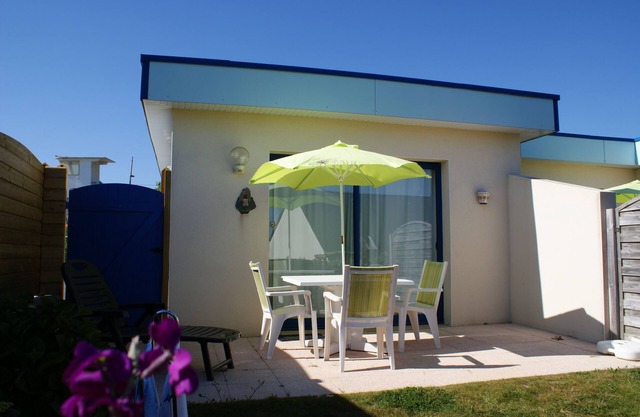 House with heated pool and 100m from the beach in Le Conquet