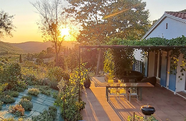 House with jacuzzi, splendid view over valley and vineyards, 15 mins from the sea.