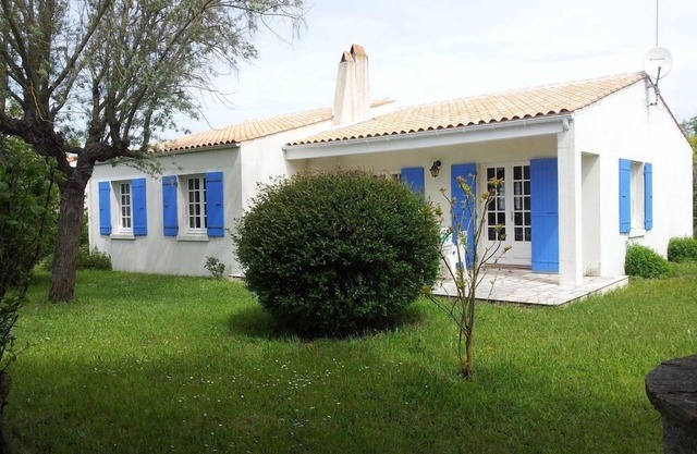 House with large garden close to shops and beach