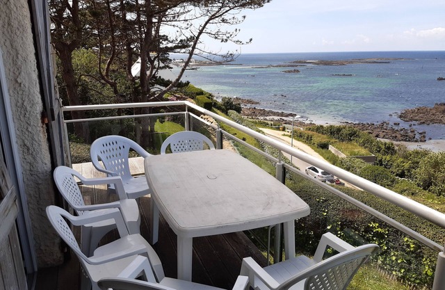 House with sea view for 6 , with fireplace at 340 steps from the sand.