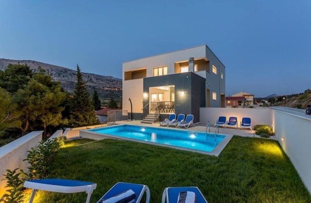 House with sauna, , jacuzzi, pool