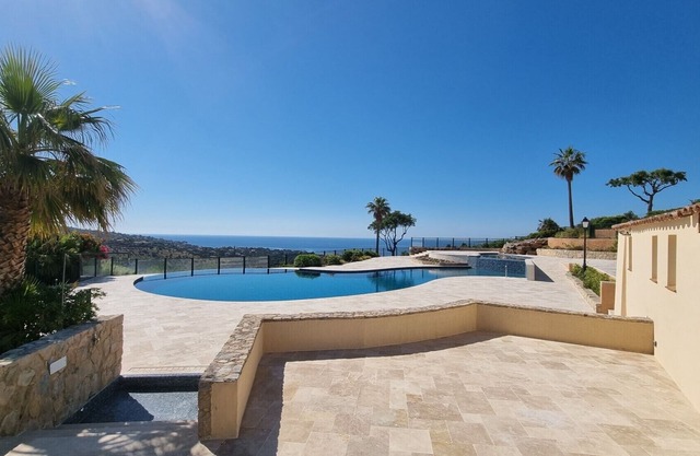 House with sea view, swimming pool, garden and tennis - sleeps 4