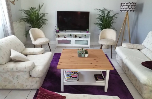 House with secure garden for 8 people, 5 minutes from the port, beach and shops.