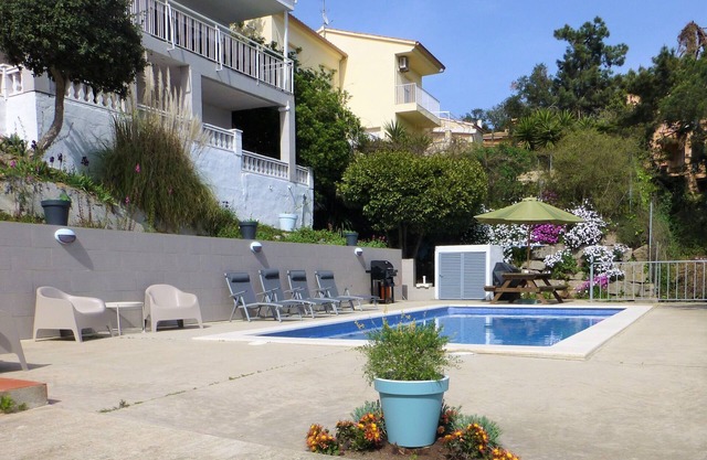 House with spectacular sea views, private pool, parking and wifi.