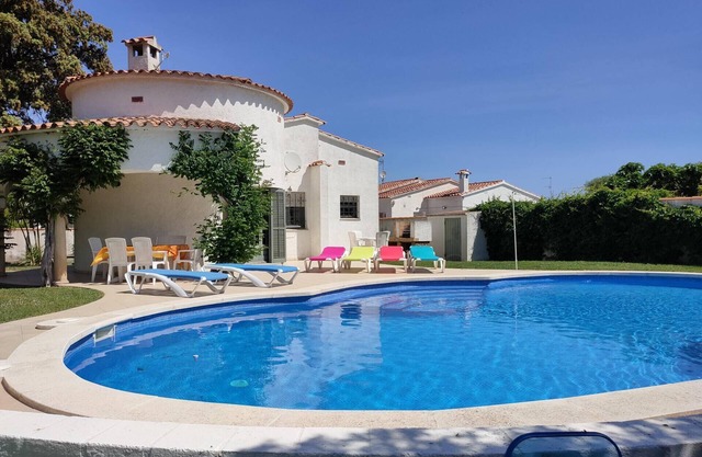 House with superb pool and big garden, wifi, parking in L'Escala, 7 people