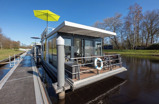 Houseboat 2 See-Maid. Decelerating and cozy-modern.