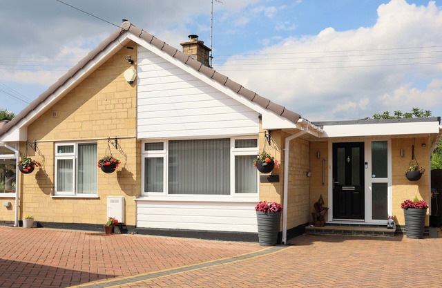 HOWARD COTTAGE, pet friendly, with a garden in Offenham