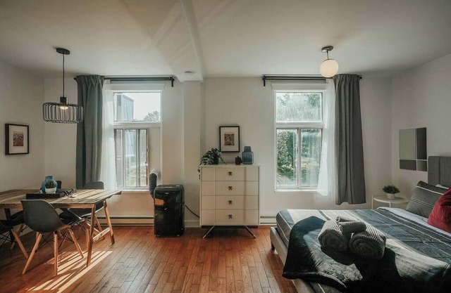 HRésidences: Cozy Studio on Mont Royal Street
