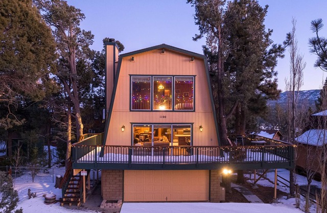 HUGE 3-story modified A-frame w/deck, forest views, hot tub, 10 mins from slopes