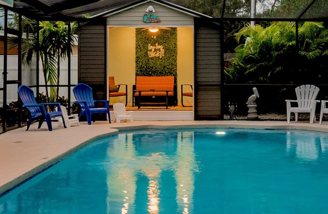 Huge 5BR+3BA Home with massive POOL. Poolside Cabana, Firepit. Sleeps 16
