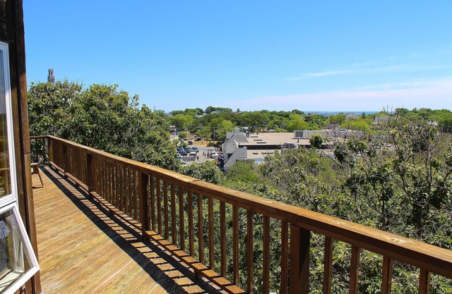 Huge 6 Bedroom Home, Great for Entertaining (Weddings, Birthdays, Reunions)