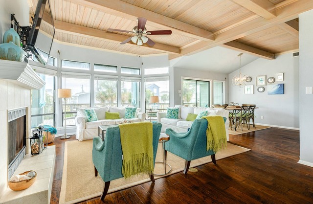 Huge Deck, Walk to Beach, Great Primary Suite, Ping Pong, Bikes, Beach Equipment
