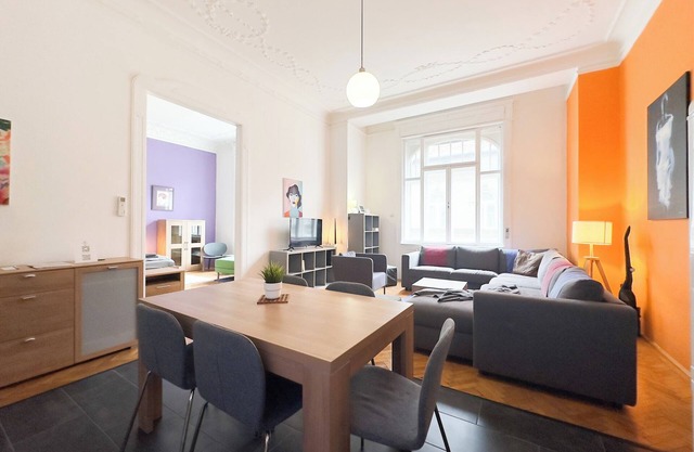 Huge family friendly 2br Central Apartment with A/C, crib - Deco House