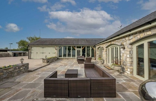 Huge Farmhouse with Leisure Complex and Swimming Pool 5 mins from Celtic Manor