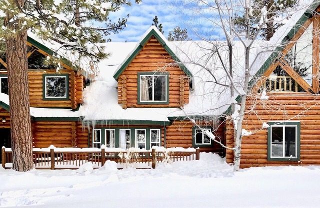 Huge full log cabin,1.5 ac, spa & fireplace! Near Lake & Village! Gas Grill!