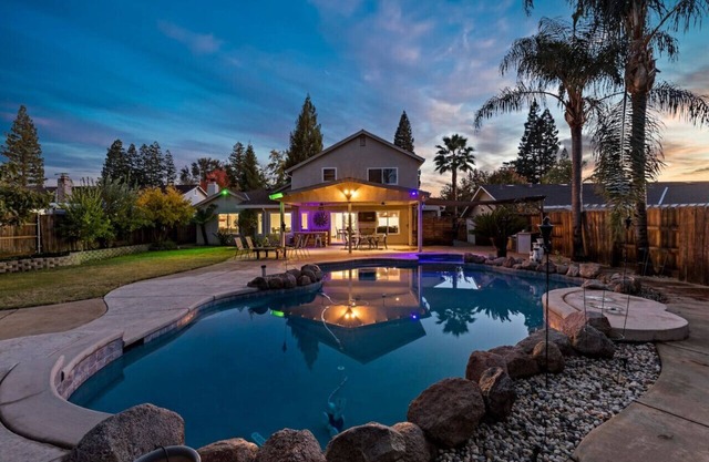 Huge House & Yard-Pool Hot Tub