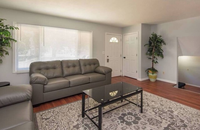 Huge & Spacious 4BR Home in the heart of DSM