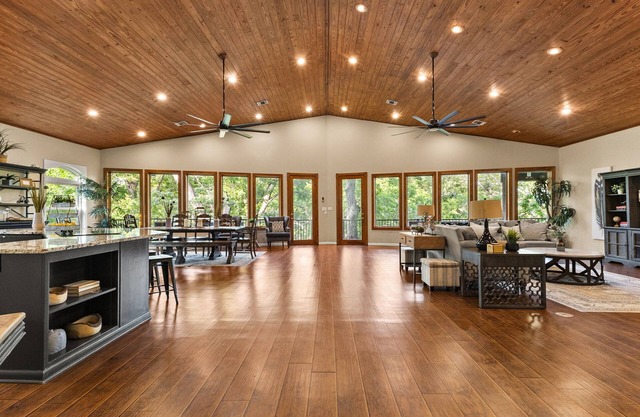 Huge Waterfront Lodge: Sleeps 30, Perfect for Reunions & Retreats!