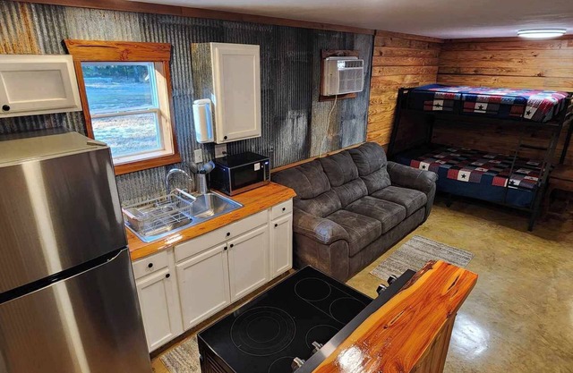 Hunters & Heroes Hideaway. Cozy barn studio in tranquil Loch Arbor area.