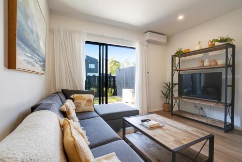Huntington Townhouse with Patio and Parking