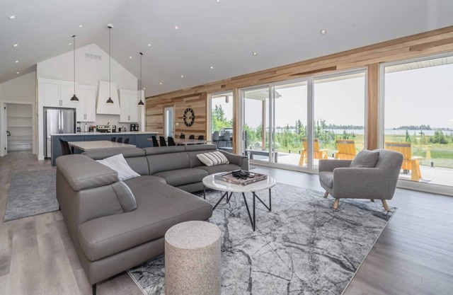 Huronia Luxury: Lakefront Views & Game Room!